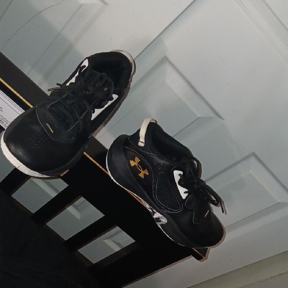Under Armour Black Basketball Sneakers Sleek Design